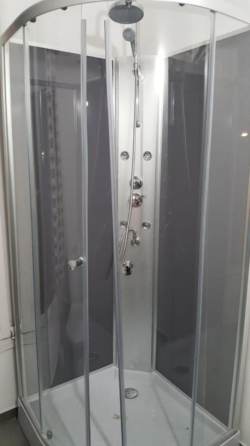 3 Hebergements - Au 1Er Etage 1 Appartement 2 Pieces Et Au 2Eme Etage Un Logement De 2 Chambres Louees Separement Avec Coin Cuisine Et Toilettes A Partager- Dans Pavillon Au Pied Du Rer B A 5 Minutes De Paris Et 30 Mn Stade De France Кашан Екстериор снимка