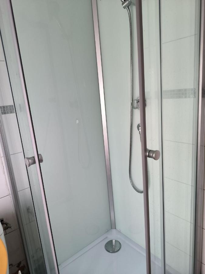 3 Hebergements - Au 1Er Etage 1 Appartement 2 Pieces Et Au 2Eme Etage Un Logement De 2 Chambres Louees Separement Avec Coin Cuisine Et Toilettes A Partager- Dans Pavillon Au Pied Du Rer B A 5 Minutes De Paris Et 30 Mn Stade De France Кашан Екстериор снимка